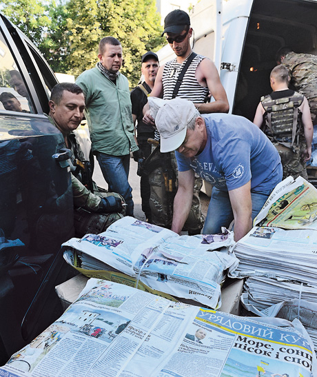 Урядову газету вже знають воїни АТО. Фото Володимира ЗAЇКИ