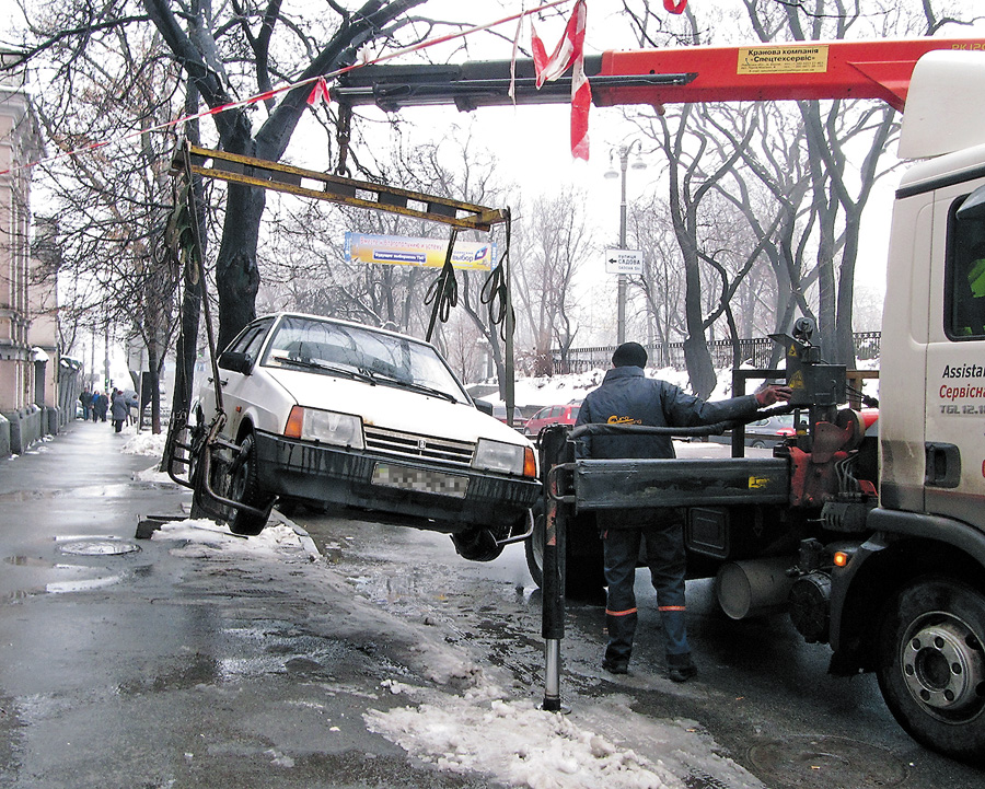 Столичні чиновники зауважують, що навесні на вулиці Києва можуть повернутися евакуатори. Фото Oлександра ЛЕПЕТУХИ
