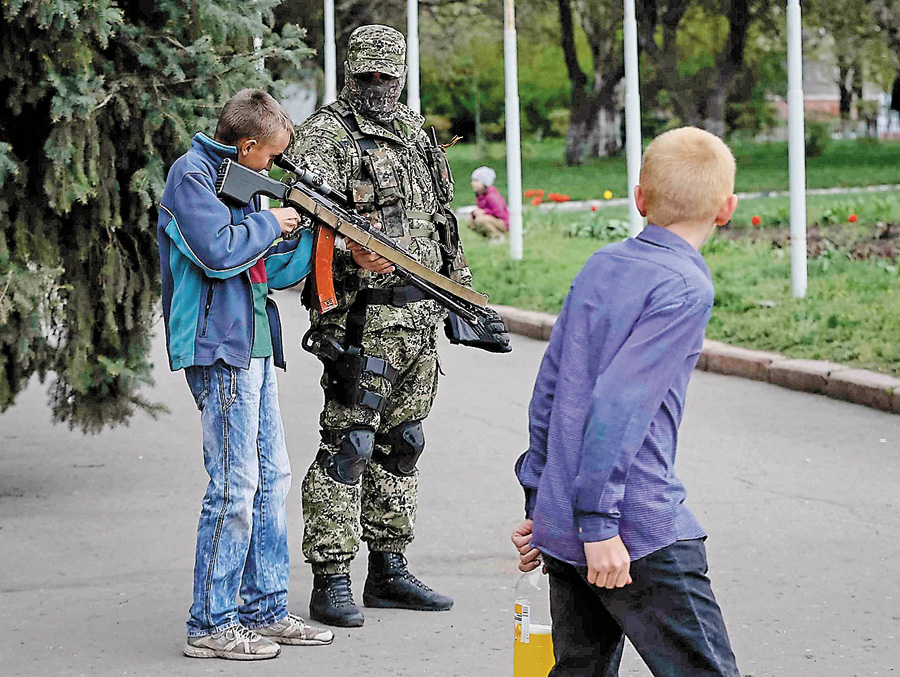 Донецьким дітям через соцмережі «промивали» мізки, напевно, аби потім озброїти проти власної держави. Фото з сайту militaryreview.su