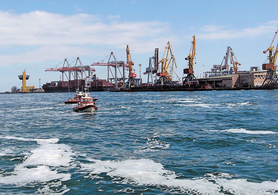 Одеський порт: Акваторія — адміністрації, крани — портові. Фото надане автора