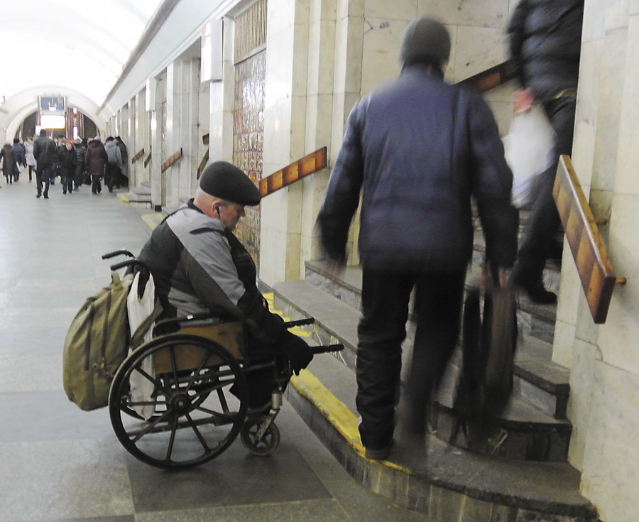 Людям із обмеженими можливостями важко потрапити до музеїв чи театрів. Фото Володимира ЗAЇКИ