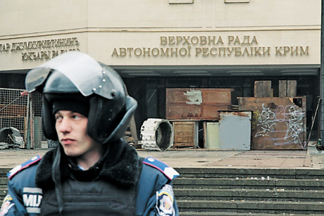 Кримський парламент забарикадувався, аби ухвалювати неоднозначні рішення. Фото Фото УНIAН