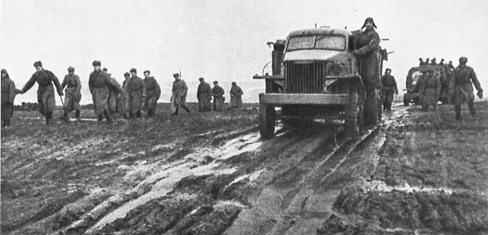 Несподіване потепління в час битви перетворило український  чорнозем на нездоланне для вантажівок бездоріжжя. Фото надане автором