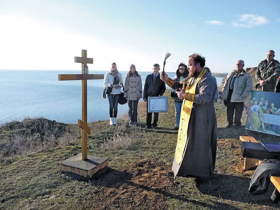 Поклінний хрест в селі Дмитрівка встановили на честь 225-річчя подвигу капітана. Фото надане автором