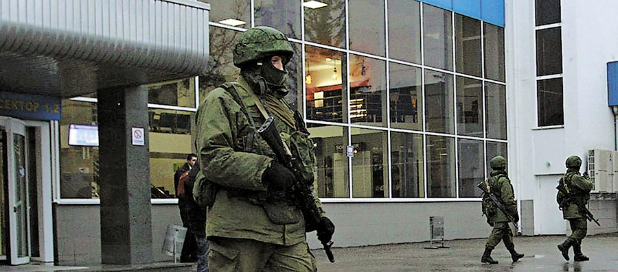 Українські посадовці стверджують, що озброєні люди в камуфляжі не заважають реєстрації пасажирів в аеропорту. Фото з сайту bigpicture.ru