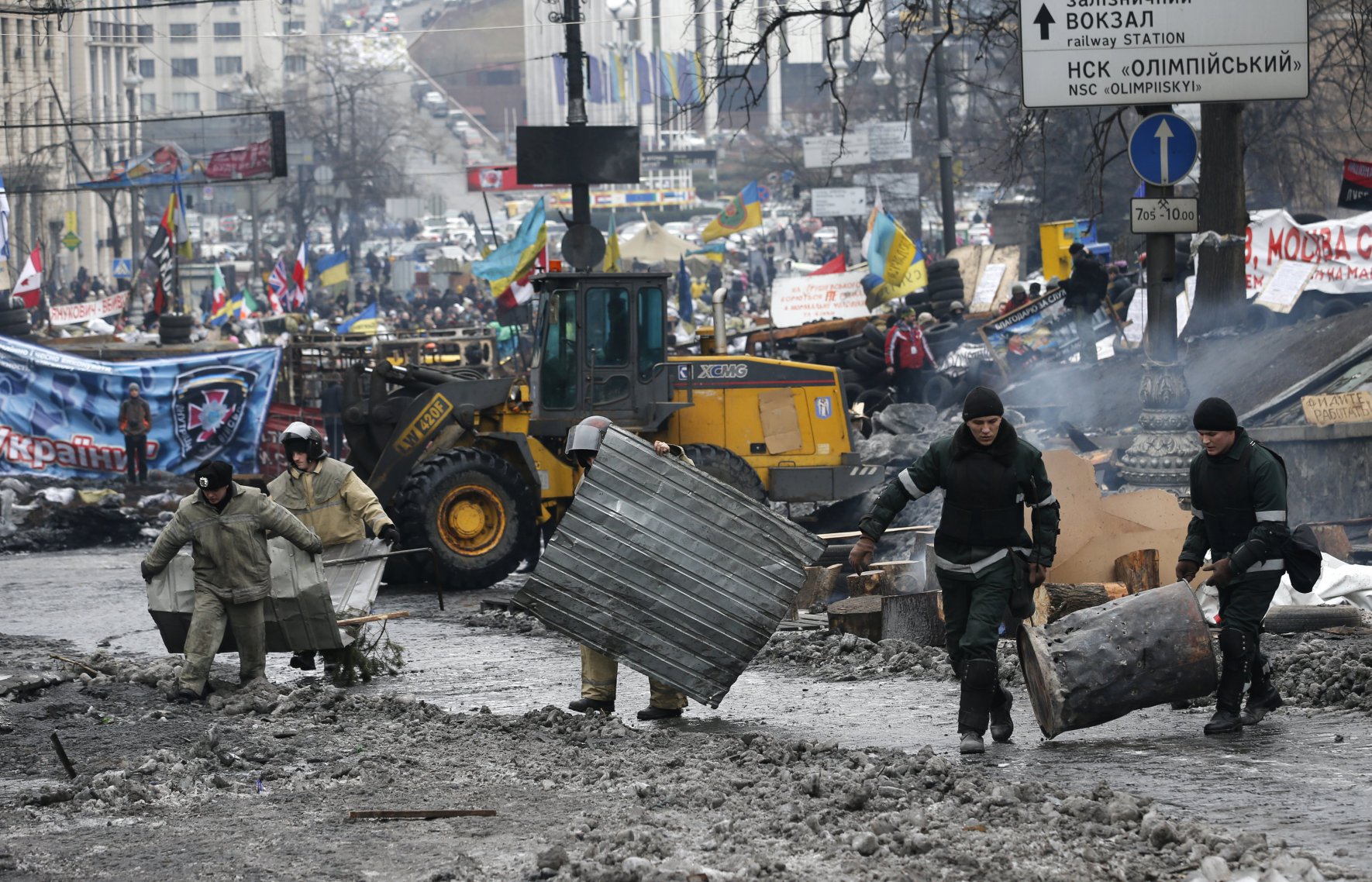 Активісти Євромайдану частково розблокували вулицю Грушевського. Фото УНIAН