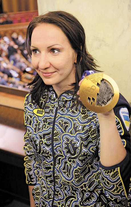 Олена Підгрушна з нагородою. Фото Oлександра ЛЕПЕТУХИ