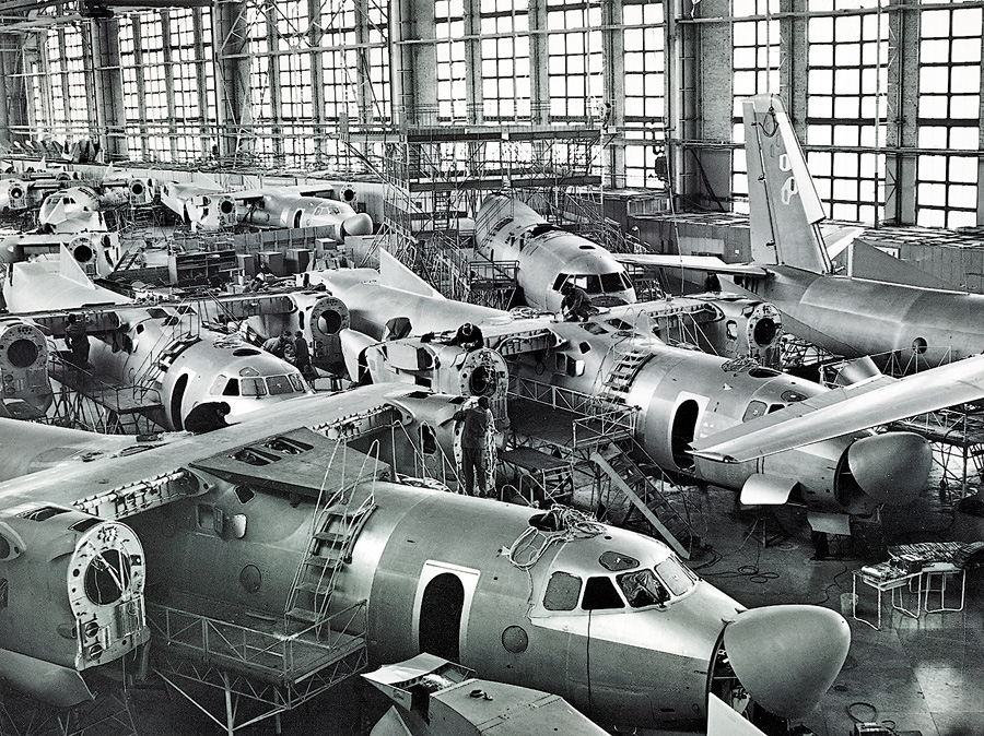 У часи директорства Василя Степанченка ангар був заповнений літаками: щороку випускали 300 — 400 машин. Фото надані автором