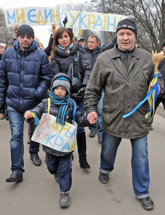 Учасники антивоєнного мітингу в Харкові підкреслили:  Україна має лишитися цілісною країною. Фото УНІАН