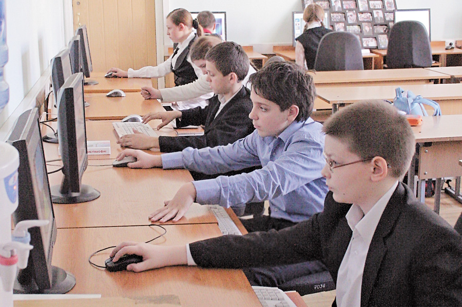 На придбання комп’ютерів для своїх кабінетів черкаські чиновники втратили коштів у 14 разів більше, ніж на техніку для шкіл. Фото Олександра ЛЕПЕТУХИ