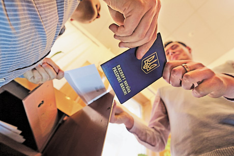 Махлювання з оформленням паспортів не пройшло. Фото Світлани СКРЯБІНОЇ