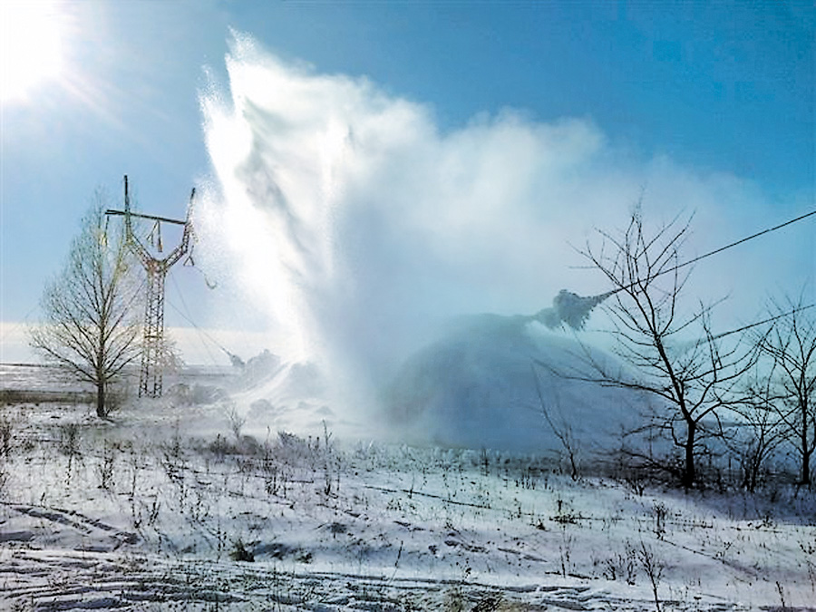 Прорив водогону викликав аварійну ситуацію на лінії електропередач, яка обслуговує ЛЕО. Фото з сайту citynews.net.ua