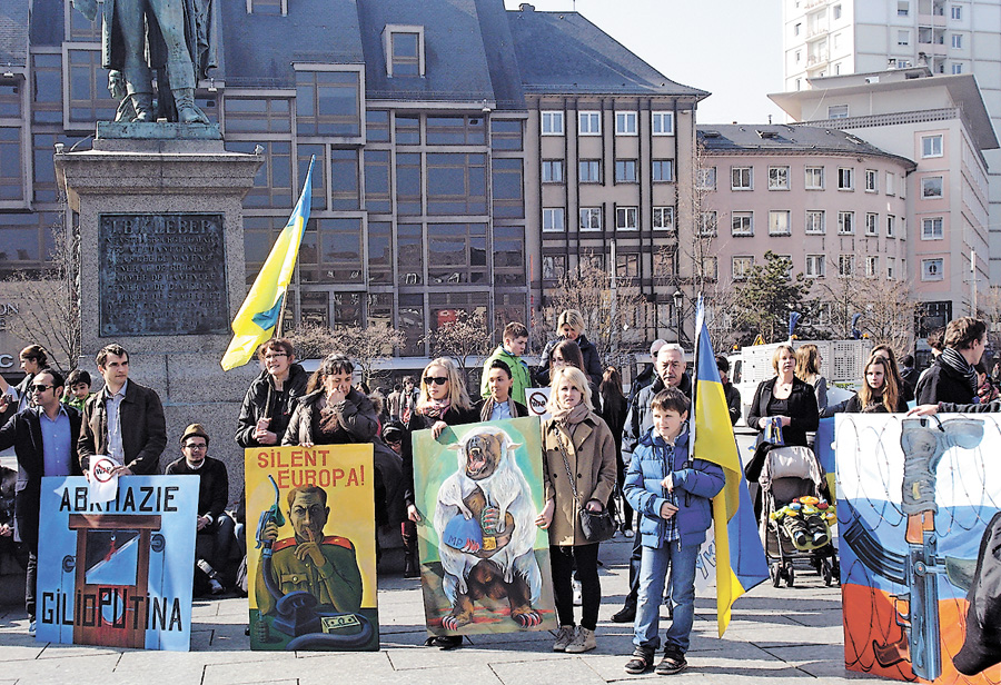 На український мітинг біля будівлі Ради Європи грузинські друзі принесли плакати  із зображенням Путіна і Сталіна. Фото автора