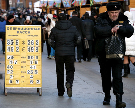 Російський рубль стрімко знецінюється. Фото з сайту pics.top.rbc.ru