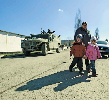 Держава обіцяє захистити жителів півострова від окупантів. Фото з сайту rus.azattyk.org