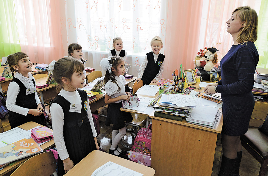 Зарплати вчителям не урізатимуть. Фото Володимира ЗАЇКИ