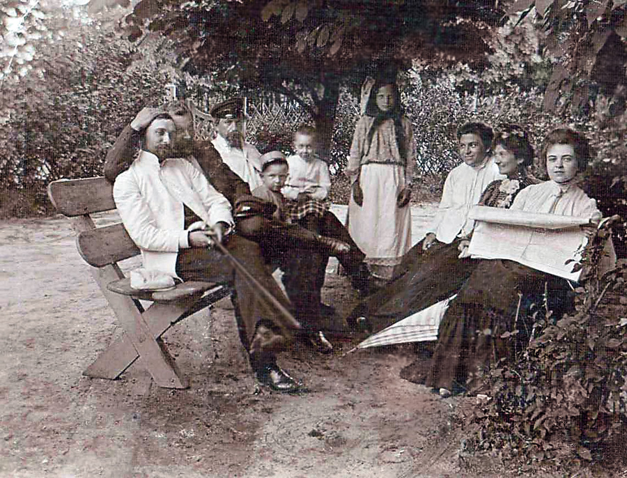 Густав Шольц (крайній ліворуч) у колі сім’ї