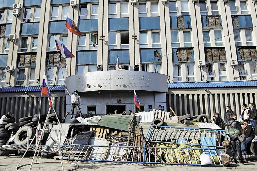 Із захопленого приміщення СБУ в Луганську вночі випустили тих, хто «впав духом». Фото з сайту delfi.lt
