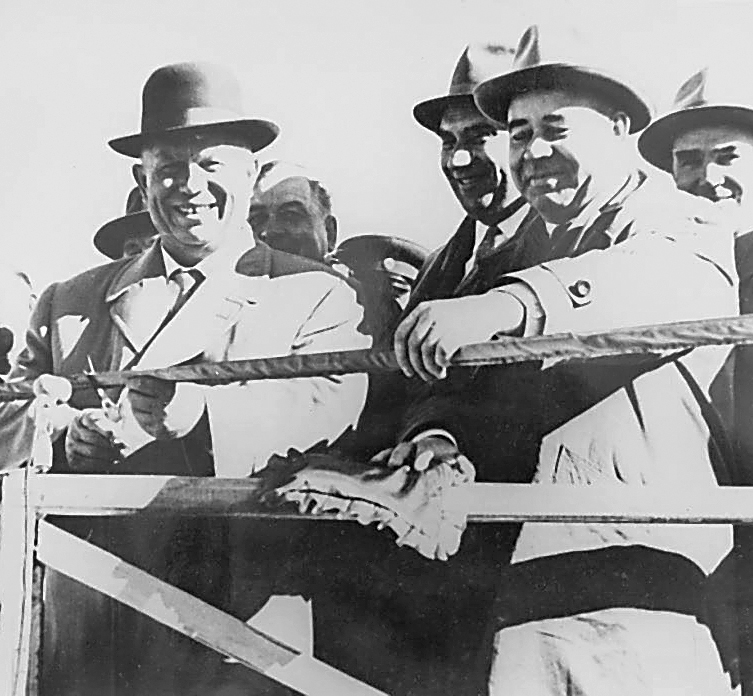 Микита Хрущов (ліворуч) і Петро Шелест (праворуч) на відкритті Північно-Кримського каналу в жовтні 1963 року. Фото з сайту ru.krymr.com