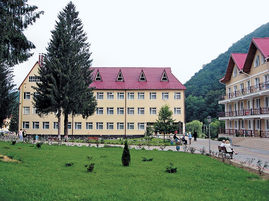 «Шаян» — найвідоміший лікувально-профілактичний заклад однойменного курорту. Фото pstatic.panoramio.com