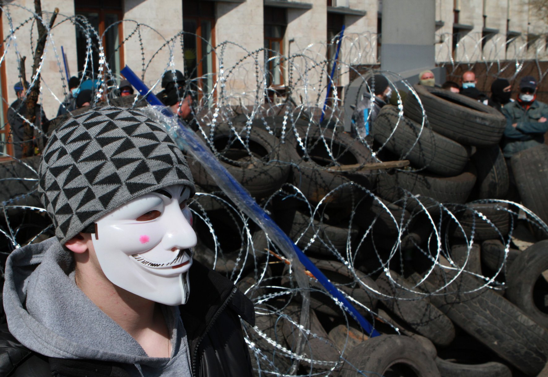 Донецьку облдержадміністрацію захопили люди в масках  і вимагають референдуму, як у Криму. Фото УНІАН