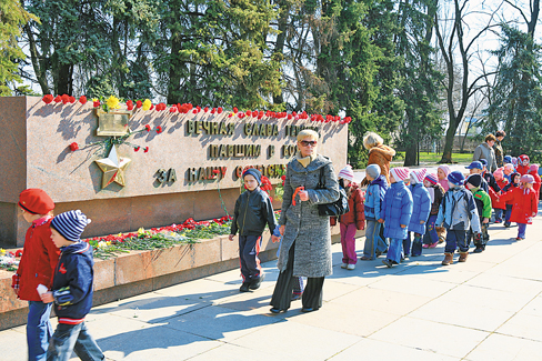 У День Перемоги до пам’ятника ольшанцям приходять діти та дорослі