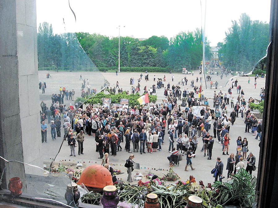2 травня по обидва боки барикад були одесити, які люблять своє місто і бачать його мирним. Фото автора