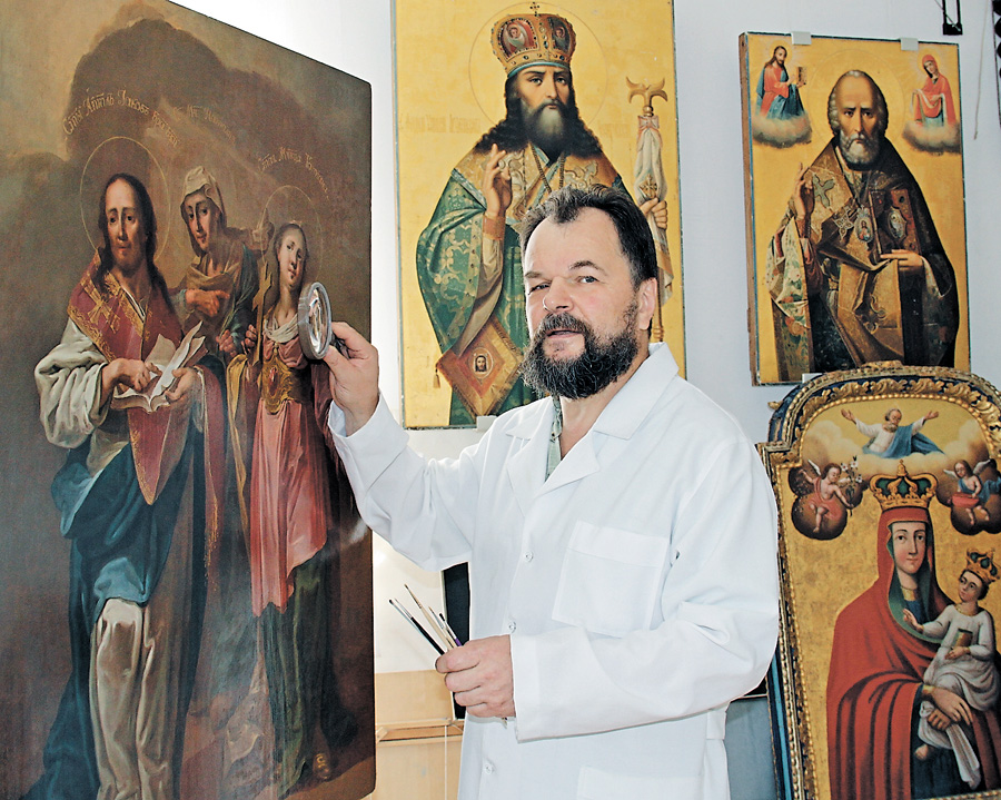 Реставрацію ікон та картин Анатолій Квасюк вважає не ремеслом, а способом мислення. Фото автора