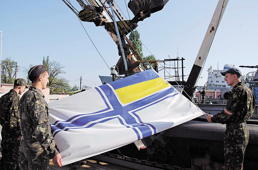 Корветівці з «Тернополя» піднімають прапор на військово-морській базі в Одесі. Фото Ігоря КРОЧАКА