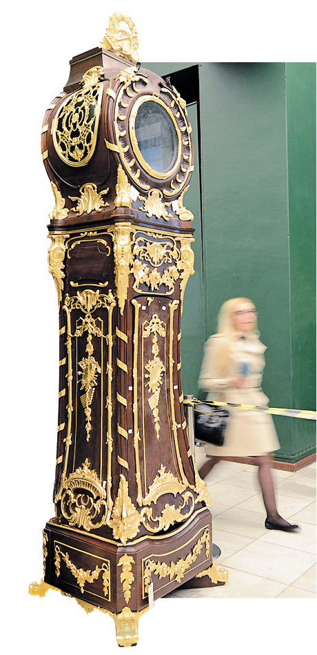 Монумент часу вищий за Януковича