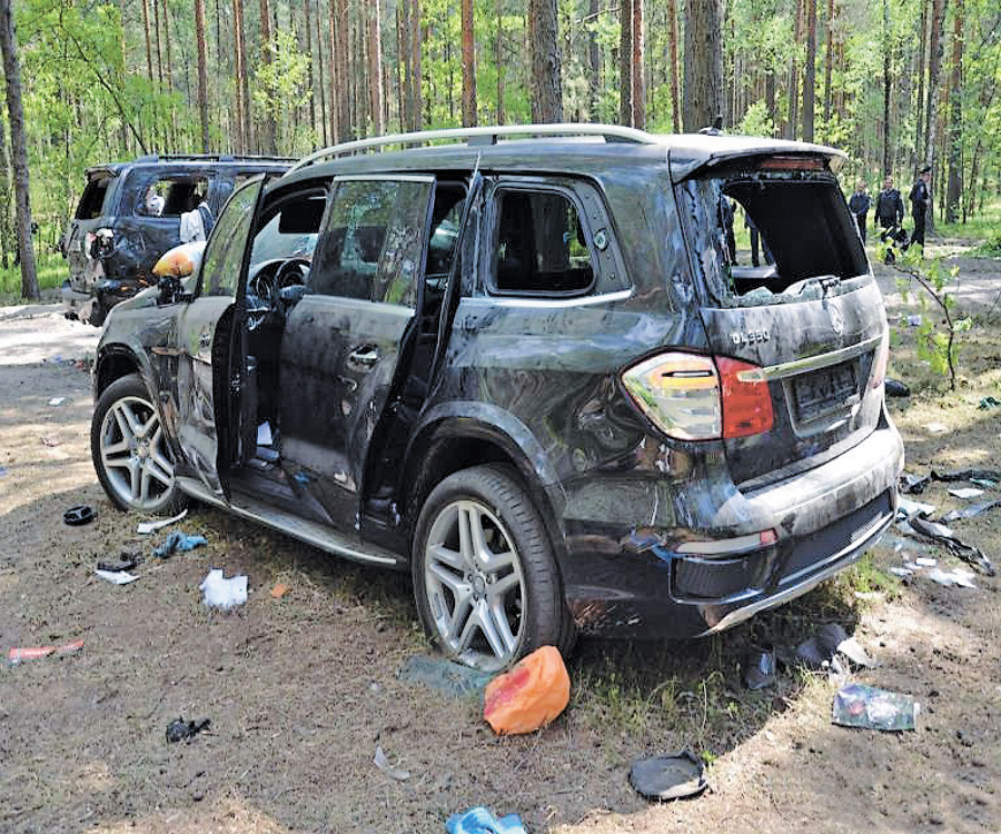 Під час «полювання» на бурштин було спалено 4 автомобілі  та 10 потрощено і знищено. Фото з сайту nikorupciji.org