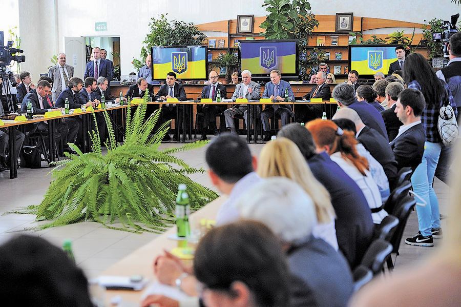 У Миколаєві в дискусії за «круглим столом» взяли участь численні представники громадськості. Фото УНIAН