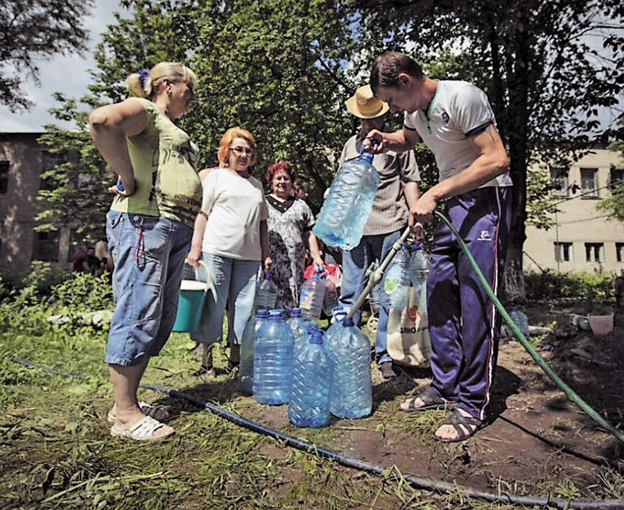 Луганчани щодня поновлюють домашні запаси води. Фото з сайту fototelegraf.com