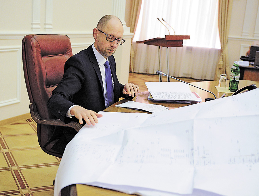 Арсеній Яценюк показав урядовцям схему офшорних оборудок. Фото з сайту kmu.gov.ua