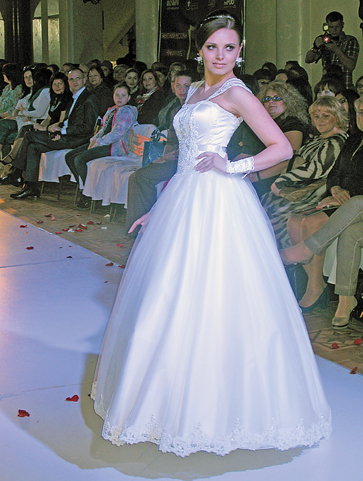 Елегантності, чарівності та особливої ніжності й теплоти надасть молодій весільна сукня від тернопільської «Наталі-мода». Фото автора