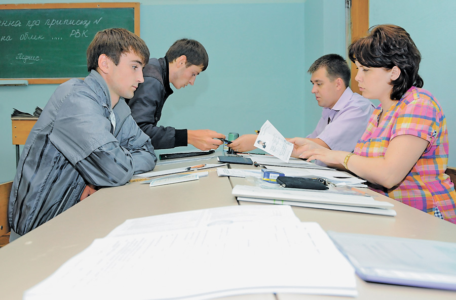 Українській молоді, яка прагне здобути вищу освіту, слід сприяти. Фото Володимира ЗAЇКИ