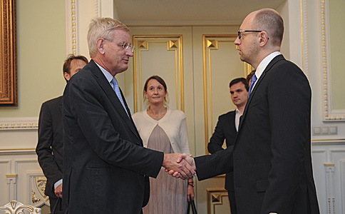 Прем’єр-міністр Арсеній Яценюк прийняв міністра закордонних справ Королівства Швеція Карла Більдта. Фото з урядового порталу