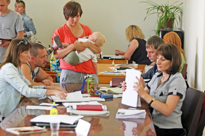Нині київські волонтери пропонують переселенцям розміщення в інших областях. Фото Укрінформу