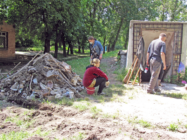 Жителі Донецька власними силами підготували до роботи сховище, що розташоване у дворі школи №44 у Ленінському районі міста. Фото з сайту zn.ua