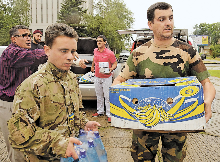 Представники нацменшин Полтавщини зібрали допомогу бійцям АТО. Фото Укрiнформу