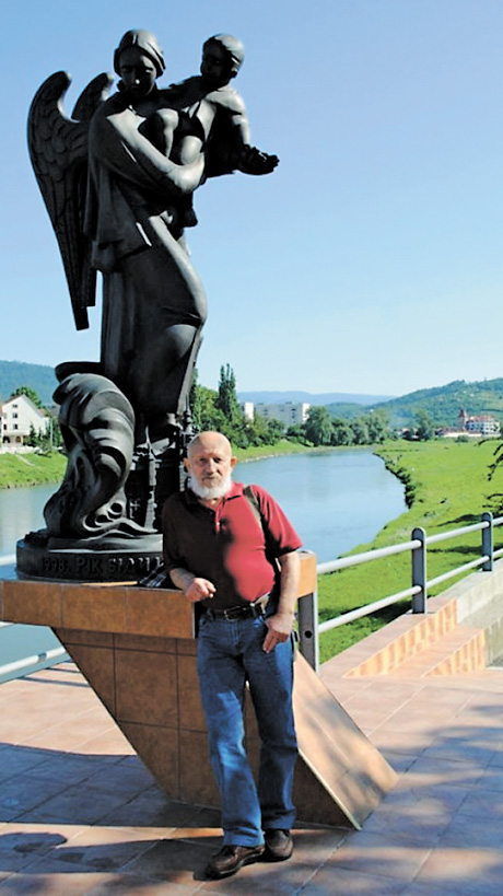 Іван Бровді біля  пам’ятника «Рік біди  —  рік випробувань». Фото автора