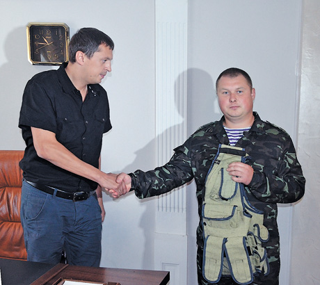 Ігор Чорнуха передає «розвантажки» представникові однієї з військових частин сержанту Миколі Грушевському. Фото автора