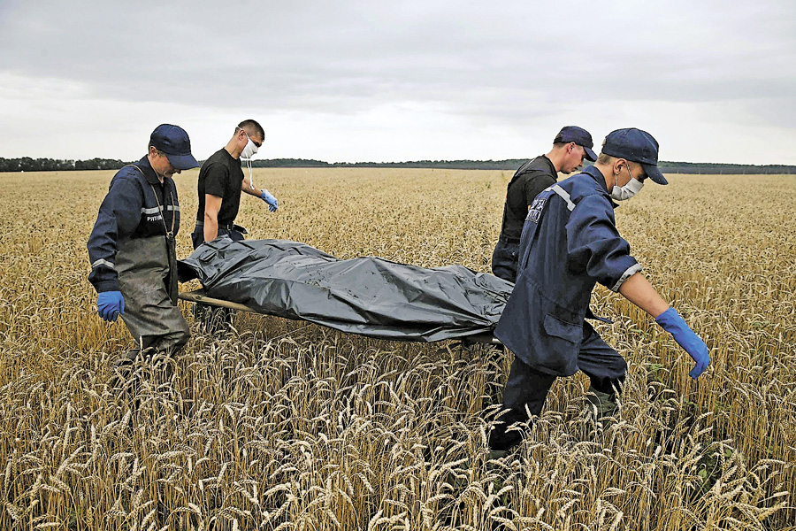 Тіла загиблих знаходять за кілометри від місця падіння літака. Фото з сайту media1s-nbcnews.com