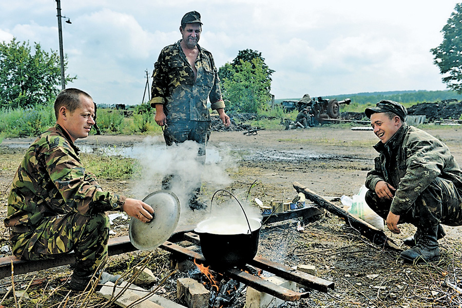 Після повернення з бойового завдання для солдата головне - смачно поїсти й добре відпочити. Фото з сайту mil.gov.ua