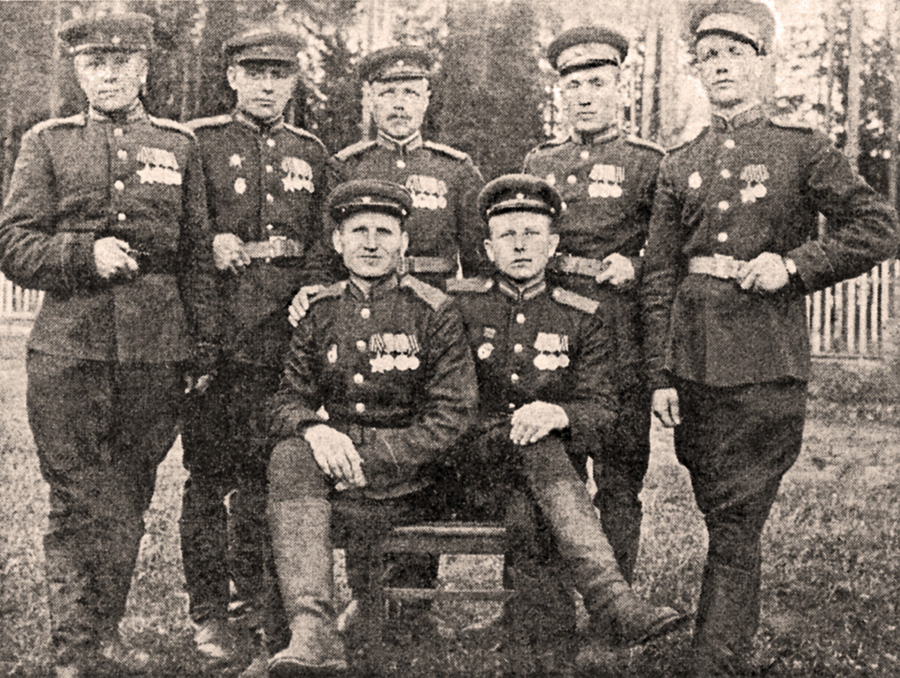 Один із героїв книги Карпо Матвійович Гетьман (сидить ліворуч) з учасниками Параду Перемоги 24 червня 1945 року в Москві. Фото надане автором
