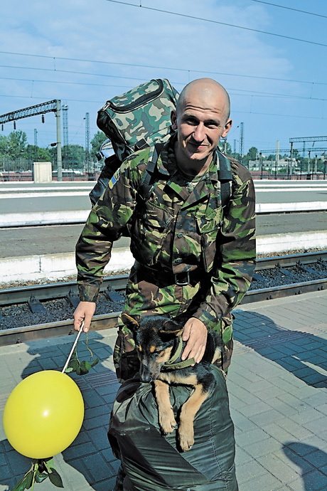 Сергій Бровко і його військовий  друг уже вдома, в Чернівцях. Фото Максима КОЗМЕНКА