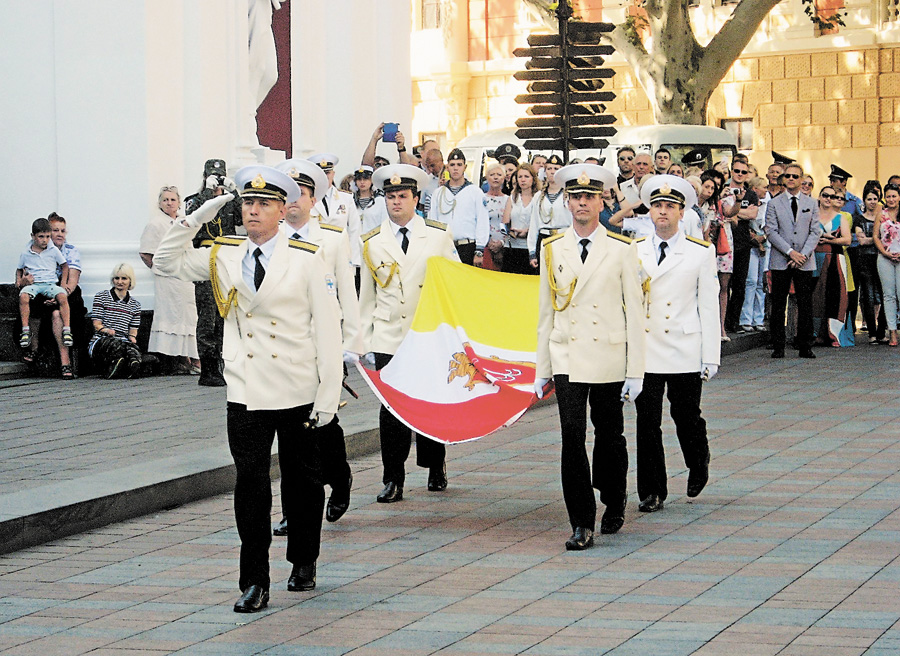 З урочистого підняття прапора міста розпочалося святкування дня народження Одеси. Фото автора