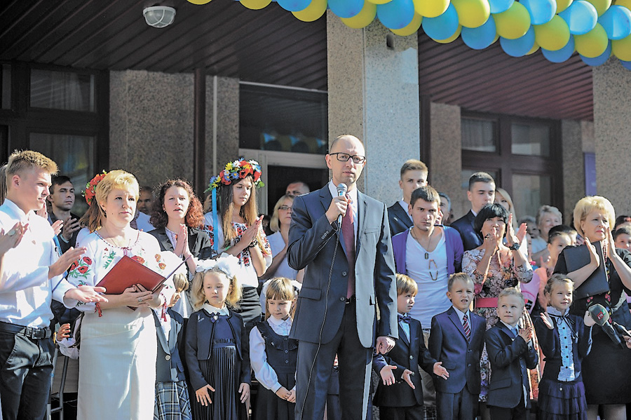 Арсеній Яценюк особисто привітав школярів з Першим дзвоником. Фото з Урядового порталу