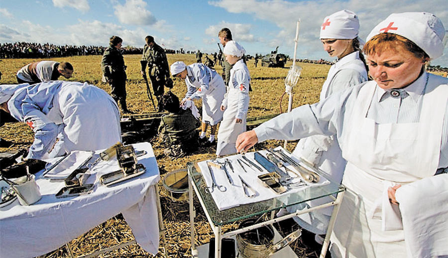 Коли і ниви на Донбасі стають полями боїв, медикам треба бути готовими рятувати поранених бійців  за таких умов. Фото з сайту liveinternet.com