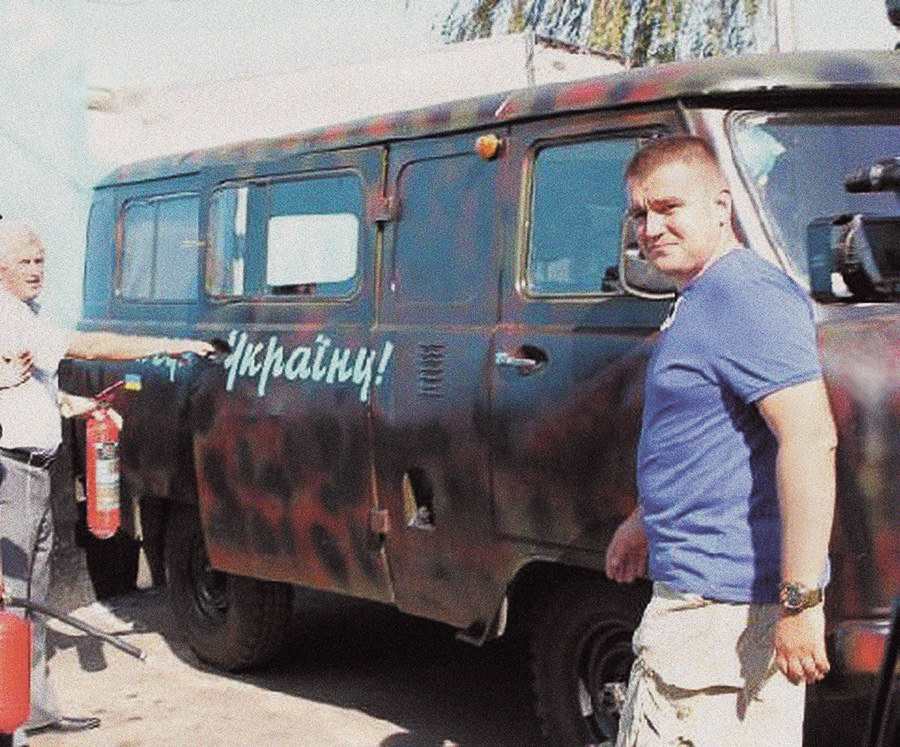 Представник батальйону старший лейтенант Ігор Кусий (на знімку праворуч) переконаний, що авто від земляків справно нестиме службу. 